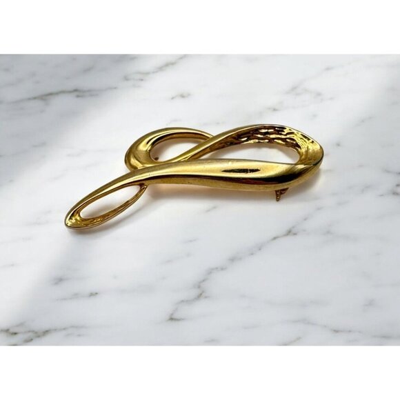 Abstract Swirl Brooch Gold Tone Curved Pin Twisted Flowing - Picture 1 of 7